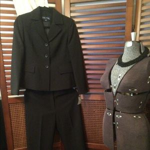 Evan Picone Cranberry Fields Black 2pc Suit SZ 4P